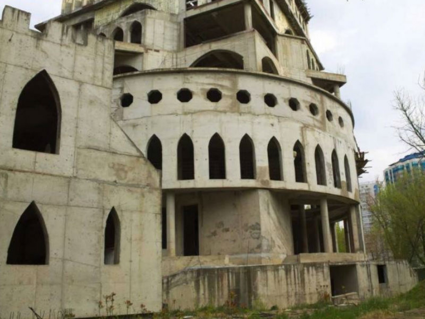 Недостроенный «замок» в краснодарском парке 30-летия Победы продают на «Авито»